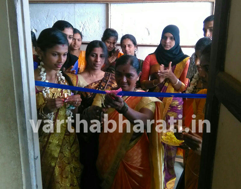 ಏಮ್ಸ್ ಕಾಲೇಜ್: ಸಾಂಪ್ರದಾಯಿಕ ದಿನಾಚರಣೆ, ವಸ್ತು ಪ್ರದರ್ಶನ